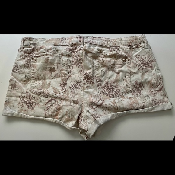 Reitmans Stretchy Highwaisted Jean Shorts - Picture 2 of 2